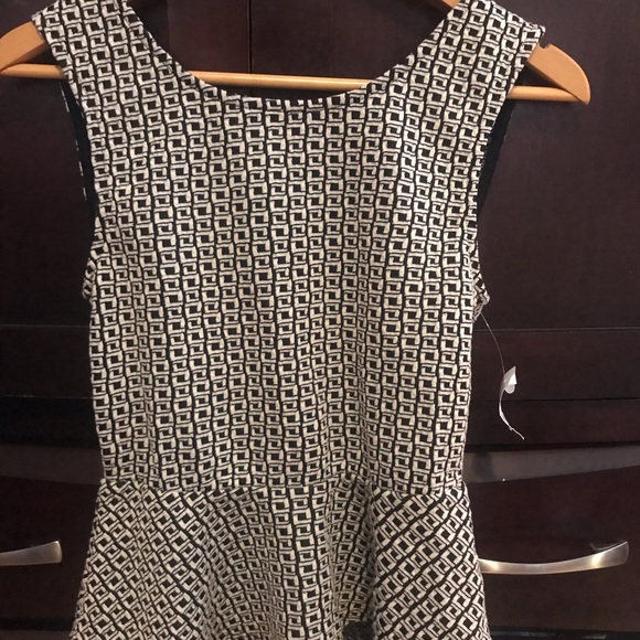 💥Beautiful Black and White Peplum top💥 - Picture 2 of 5